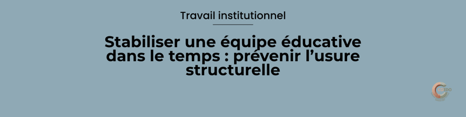 Équipe pluridisciplinaire réunie autour d’une table de travail dans un établissement éducatif. L’illustration représente la stabilité d’une équipe, la cohérence institutionnelle, la prévention de l’usure structurelle et le maintien de repères collectifs dans une organisation éducative ou médico-sociale.