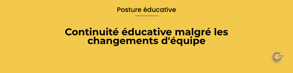 Professionnels échangeant lors d'une transmission dans un établissement éducatif. L'illustration représente la continuité éducative, la transmission entre équipes, la cohérence des postures professionnelles et le maintien de repères communs malgré les changements de personnel.