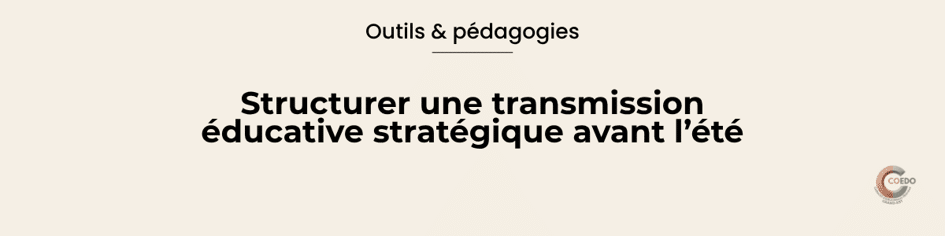 Professionnels échangeant autour d'un dossier éducatif avant une période de remplacement. L'illustration représente la transmission d'informations, la continuité des accompagnements, la coordination d'équipe et la préparation stratégique des relais éducatifs au sein d'un établissement social ou médico-social.