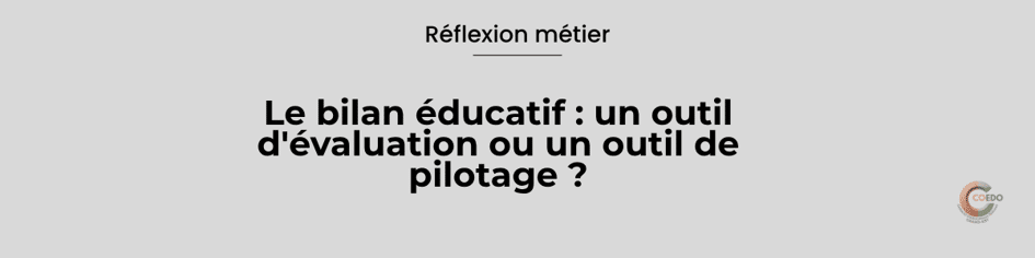 Réunion d'équipe pluridisciplinaire autour d'un bilan de fin d'année dans un établissement éducatif. L'illustration représente l'analyse collective des accompagnements, la réflexion institutionnelle, le pilotage des pratiques professionnelles et la préparation stratégique de la continuité éducative.