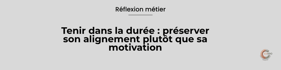 Professionnel de l'éducation prenant un temps de réflexion après une journée de travail dans un établissement. L'illustration représente la réflexion sur la pratique, l'engagement durable, l'alignement professionnel et la préservation du sens du métier malgré les contraintes institutionnelles.