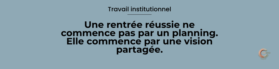 Chef de service réunissant une équipe éducative avant la rentrée autour d'un tableau de planification. L'illustration représente le pilotage institutionnel, la construction d'une vision partagée, la coordination des professionnels et la préparation stratégique de la rentrée.