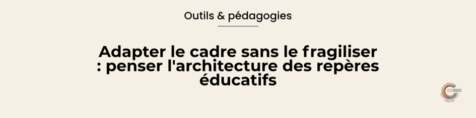 Équipe éducative échangeant autour d'un tableau de travail présentant les principes, les règles et les modalités d'organisation. L'illustration représente la construction d'un cadre éducatif cohérent, l'adaptation des pratiques et la continuité institutionnelle en période estivale.