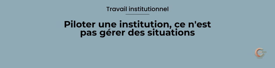 Équipe de direction et encadrement échangeant autour d'indicateurs de fonctionnement dans un établissement éducatif. L'illustration représente le pilotage institutionnel, l'analyse des pratiques, la gouvernance éducative et la construction d'une cohérence collective.