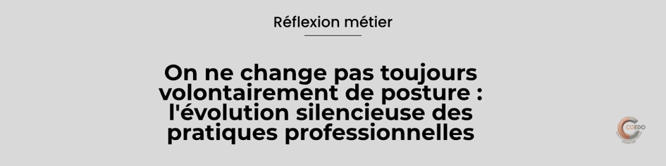Professionnel de l'éducation échangeant avec un collègue lors d'un temps d'analyse des pratiques. L'illustration représente la réflexion sur l'évolution des pratiques professionnelles, la supervision, l'expérience et le maintien d'une posture éducative cohérente.
