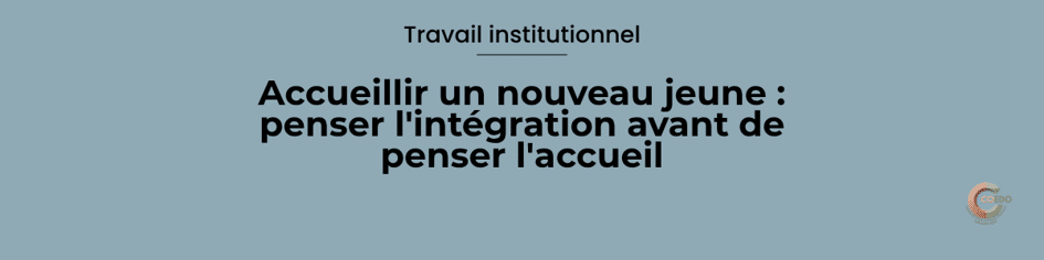 Professionnels accueillant un nouveau jeune au sein d'un établissement éducatif. L'illustration représente l'intégration progressive dans un collectif, la dynamique de groupe, la coordination des équipes et la préparation institutionnelle des transitions.