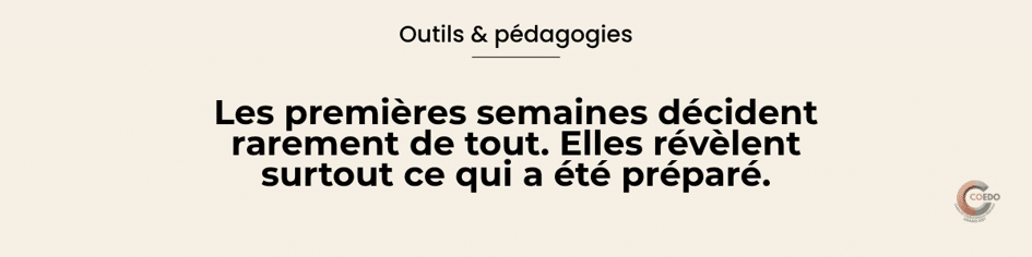 Équipe éducative réunie avant la rentrée autour d'un tableau de préparation institutionnelle. L'illustration représente la construction d'une vision commune, la clarification des priorités, la coordination des professionnels et la préparation d'une année éducative cohérente.