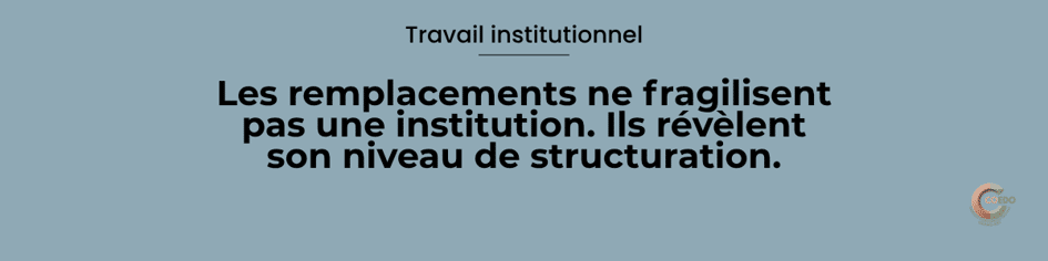 Professionnel remplaçant accueilli par une équipe éducative autour d'un temps de transmission. L'illustration représente la continuité institutionnelle, la qualité des transmissions, la robustesse organisationnelle et l'intégration d'un nouveau professionnel dans un cadre éducatif partagé.