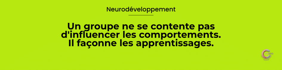 Petit groupe de jeunes réalisant une activité coopérative accompagné par un professionnel. L'illustration représente les apprentissages sociaux, les interactions entre pairs, la coopération, le développement des compétences relationnelles et l'influence du climat de groupe sur les apprentissages.