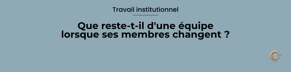 Équipe éducative réunie autour d'un temps de réflexion collective. L'illustration représente la construction d'une culture professionnelle commune, les échanges entre collègues, la cohérence des pratiques et le développement d'une identité institutionnelle partagée.