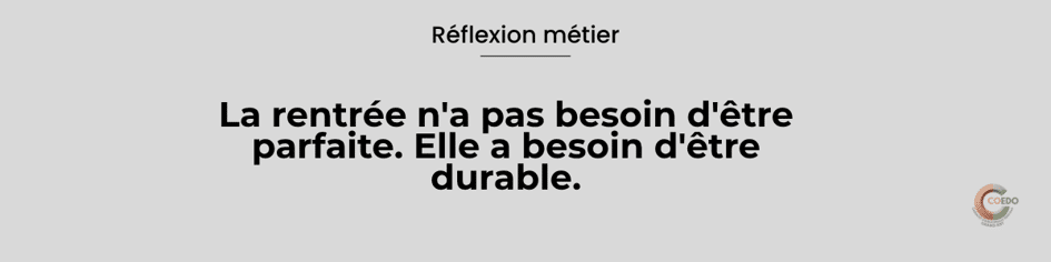 Équipe éducative préparant sereinement la rentrée autour d'une table de travail. L'illustration représente la priorisation des projets, la préparation collective, la réflexion stratégique et la construction progressive d'une organisation durable.