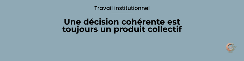 Réunion d'une équipe éducative autour d'une table de travail. Les professionnels échangent avant une prise de décision collective. L'illustration met en avant la coordination, la gouvernance, la réflexion partagée et la construction d'une cohérence institutionnelle.