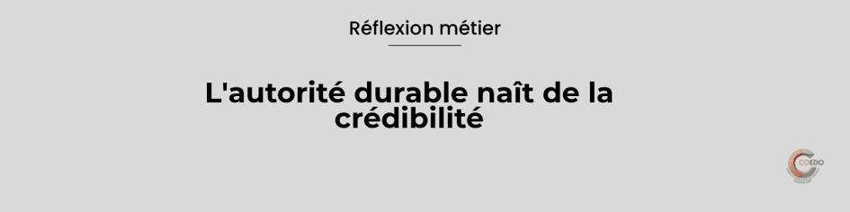 Professionnel échangeant calmement avec un groupe de jeunes dans un cadre éducatif. L'illustration met en avant la crédibilité professionnelle, la cohérence des décisions, la confiance relationnelle et la stabilité de la posture éducative.