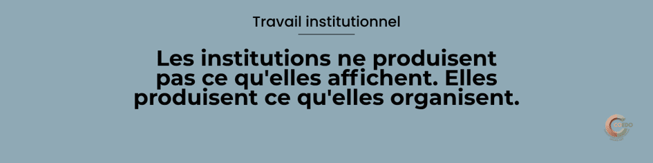 Équipe pluridisciplinaire réunie autour d'un projet institutionnel, échangeant dans une ambiance de coopération. L'illustration met en avant la gouvernance éducative, la culture d'équipe, la continuité des pratiques et la construction d'une organisation stable et cohérente.