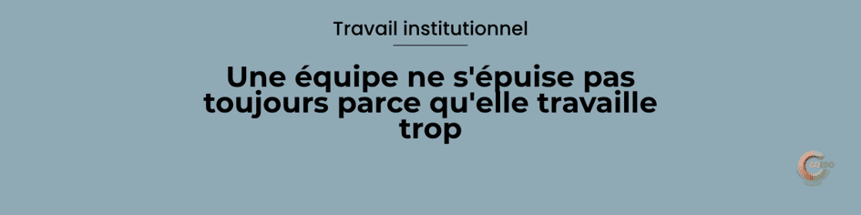Équipe éducative réunie autour d'une table en fin de journée, échangeant avec sérieux dans une atmosphère marquée par la fatigue mais aussi par la coopération. L'illustration met en évidence la charge décisionnelle, la cohérence d'équipe et l'usure silencieuse des collectifs.