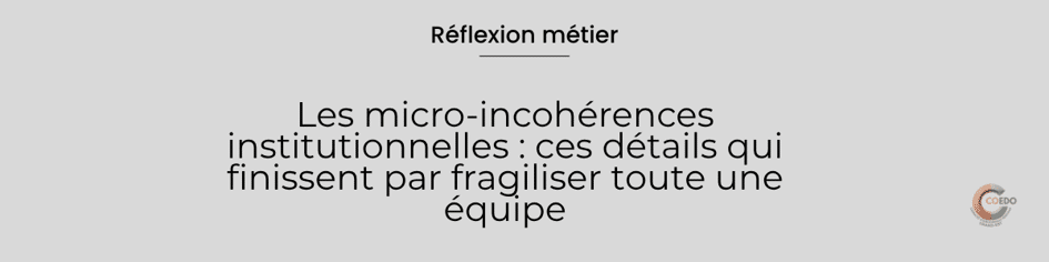 Illustration représentant une équipe éducative en réunion autour d'une table. Plusieurs échanges symbolisent des décisions légèrement divergentes, tandis que des lignes de connexion montrent l'impact de ces micro-variations sur la cohérence collective. L'image illustre le concept de « micro-incohérences institutionnelles » et leur influence progressive sur la stabilité d'une équipe.