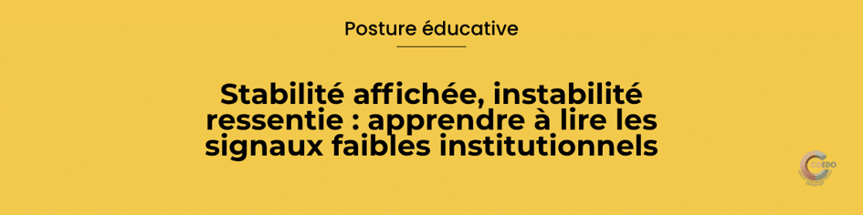 Une équipe éducative réunie autour d'un tableau où sont schématisés les trois niveaux « Cadre », « Conduite » et « Correction », illustrant une analyse collective d'une situation éducative dans une institution médico-sociale.