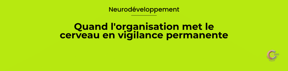 Des professionnels d'une équipe éducative en réunion, entourés de dossiers et de tableaux de planification, illustrant l'impact d'un climat décisionnel sur la charge cognitive et la régulation collective.