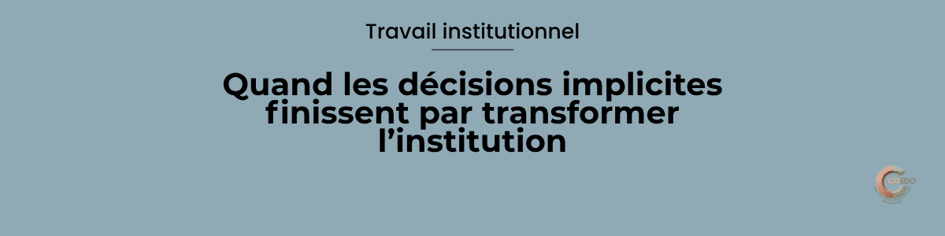 Équipe éducative réunie autour d’une table pour analyser plusieurs pratiques devenues habituelles sans avoir été formalisées. L’illustration représente les décisions implicites, la régulation collective, l’évolution silencieuse du cadre éducatif et la cohérence institutionnelle.