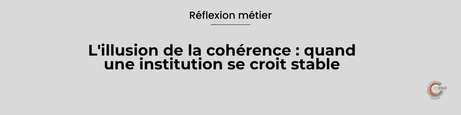 Illustration représentant une équipe éducative réunie autour d'une table de travail. Les professionnels semblent partager un fonctionnement harmonieux, mais plusieurs chemins décisionnels se dessinent discrètement en arrière-plan, illustrant des interprétations différentes d'un même cadre. L'image symbolise l'écart entre la cohésion apparente et la cohérence réelle d'une institution.