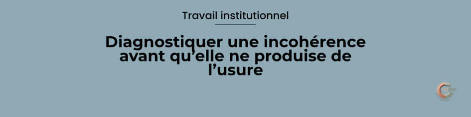Équipe éducative réunie autour d’un tableau d’analyse présentant des situations répétées, des écarts de décision et des signaux faibles. L’illustration représente le diagnostic institutionnel, la prévention de l’usure professionnelle, l’analyse collective et la régulation précoce des incohérences.
