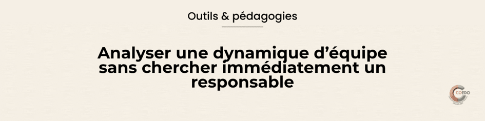 Équipe éducative réunie autour d’un tableau présentant les étapes « Décrire, Dérouler, Détecter, Décider L’illustration représente l’analyse collective d’une tension d’équipe, la dépersonnalisation du diagnostic et la recherche d’un ajustement structurel.