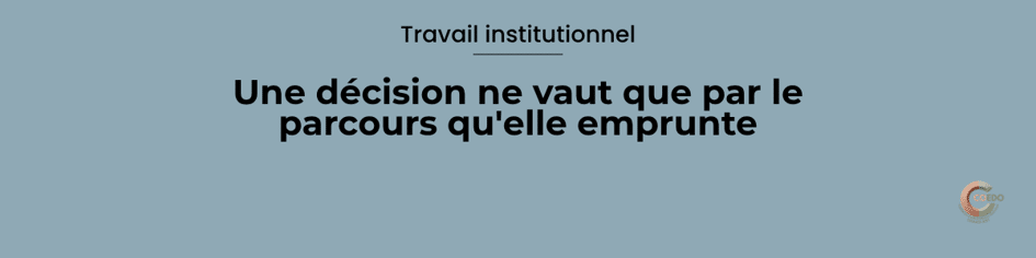 Schéma représentant le parcours d'une décision institutionnelle, depuis la direction jusqu'aux équipes éducatives. Plusieurs embranchements illustrent les reformulations, adaptations et transmissions successives avant l'application sur le terrain.