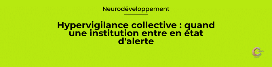 Illustration représentant une équipe éducative évoluant dans un établissement où plusieurs professionnels observent leur environnement avec une vigilance accrue. Les échanges semblent prudents, tandis que des flux décisionnels symboliques et des repères mouvants illustrent l'incertitude organisationnelle. L'image évoque l'hypervigilance collective, le stress institutionnel et l'impact d'un cadre décisionnel devenu difficile à anticiper sur le fonctionnement d'une équipe.