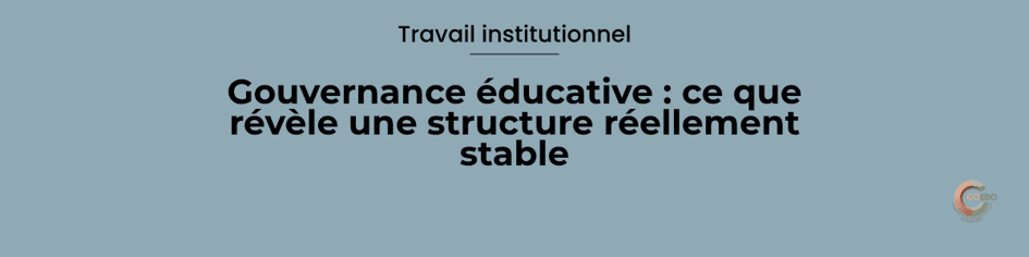 Illustration représentant une équipe éducative et son encadrement évoluant dans une organisation structurée. Les différents niveaux de responsabilité sont reliés par des circuits décisionnels clairs, tandis que des éléments graphiques symbolisent la gouvernance, la cohérence institutionnelle et la stabilité de l'architecture collective. L'image illustre une institution capable de maintenir une ligne stratégique lisible malgré les tensions, les changements et les adaptations du quotidien.