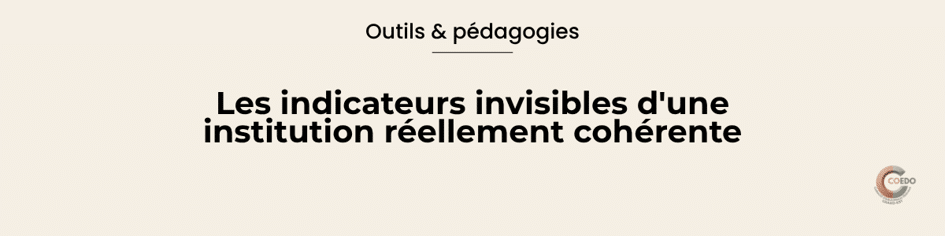 Illustration représentant une équipe éducative observant le fonctionnement de son institution à travers différents indicateurs symboliques : décisions, échanges, circulation de l'information, régulations collectives et repères organisationnels. Des éléments graphiques mettent en évidence les signaux faibles qui révèlent la cohérence, la stabilité et la qualité de l'architecture institutionnelle. L'image illustre l'idée que les organisations laissent percevoir leur solidité à travers des mécanismes quotidiens souvent invisibles.