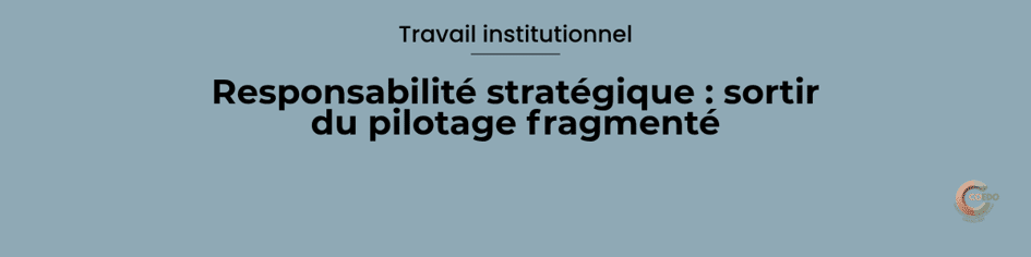 Illustration représentant les différents niveaux de responsabilité au sein d'une institution éducative : équipe de terrain, chef de service et direction reliés par des flux de décision convergeant vers une même ligne stratégique. L'image met en évidence l'articulation entre les niveaux opérationnel, tactique et stratégique, illustrant la nécessité d'un pilotage coordonné pour préserver la cohérence institutionnelle et éviter le pilotage fragmenté.