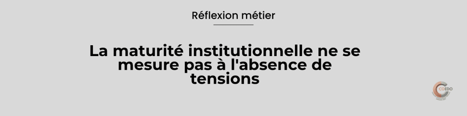 Équipe éducative réunie autour d’une situation complexe, échangeant dans un climat calme et constructif. L’illustration représente la maturité institutionnelle, la régulation des désaccords, l’apprentissage collectif et la transformation des difficultés en repères communs.