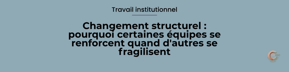 Illustration représentant une institution éducative traversant une période de transformation. Une équipe reste coordonnée et sereine malgré les changements tandis qu'une autre montre des signes de désorganisation. Des éléments visuels symbolisent la gouvernance, les circuits décisionnels, la mémoire collective et la stabilité du cadre, illustrant comment une architecture institutionnelle solide permet d'intégrer les évolutions sans perdre sa cohérence.