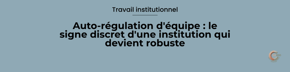 Illustration représentant une équipe éducative réunie autour d'une situation complexe, échangeant de manière autonome dans un climat serein. Les professionnels régulent leurs désaccords en s'appuyant sur un cadre partagé, tandis que le chef de service adopte une posture d'accompagnement stratégique. L'image symbolise l'auto-régulation, la confiance collective, la mémoire institutionnelle et la robustesse organisationnelle.