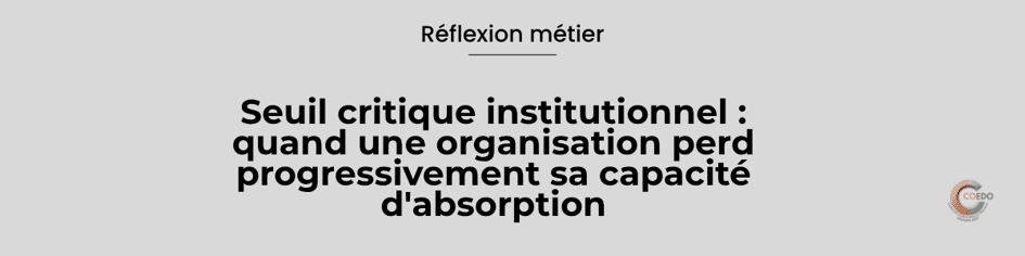 Illustration représentant une équipe éducative poursuivant son activité tandis que des fissures apparaissent progressivement dans les fondations de l'institution. L'image symbolise le seuil critique institutionnel, la diminution progressive de la capacité d'absorption et l'importance des signaux faibles avant l'apparition d'une crise.
