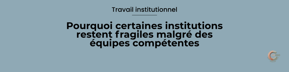 Illustration représentant une équipe éducative composée de professionnels expérimentés au sein d'une institution dont l'architecture apparaît fragilisée. Les professionnels restent engagés et maintiennent collectivement la structure malgré plusieurs tensions organisationnelles visibles, symbolisant le contraste entre compétence individuelle et robustesse institutionnelle. L'image illustre l'idée qu'une équipe compétente peut compenser durablement les fragilités d'une organisation sans pour autant les résoudre.