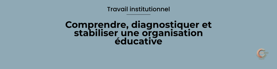 Illustration représentant une équipe éducative réunie autour d'une table de travail analysant le fonctionnement de son institution. Des schémas de gouvernance, des flux décisionnels et des repères stratégiques symbolisent le diagnostic, la stabilisation et la robustesse d'une organisation éducative. L'ambiance évoque la réflexion collective, la cohérence institutionnelle et le pilotage stratégique.