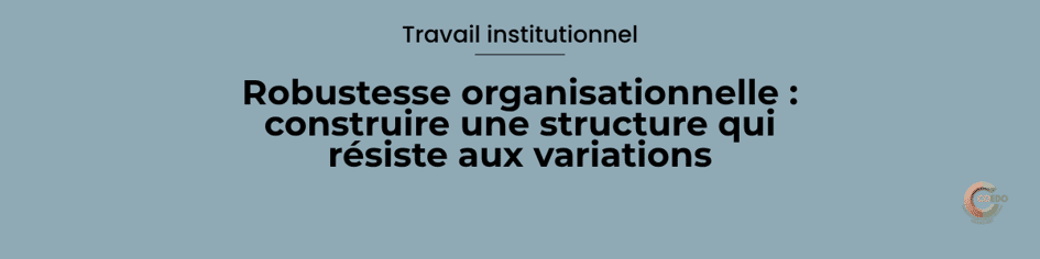 Illustration représentant une institution éducative traversant différentes phases de transformation tout en conservant une structure stable. Les équipes poursuivent leur activité malgré les changements, symbolisant la robustesse organisationnelle, la continuité éducative et une gouvernance capable d'absorber les variations sans perdre sa cohérence.