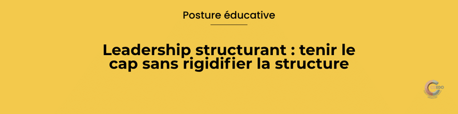 Cadre éducatif échangeant avec une équipe autour d’un cap commun, tandis que les professionnels prennent des initiatives dans un environnement structuré. L’illustration représente un leadership structurant, capable de maintenir une ligne stratégique claire, de favoriser l’autonomie des équipes et de préserver la cohérence institutionnelle sans rigidifier le fonctionnement.