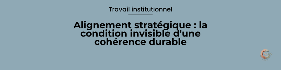 Équipe éducative réunie autour d’un projet commun, avec plusieurs niveaux de responsabilité représentés autour d’une même ligne directrice. L’illustration symbolise l’alignement entre la vision stratégique, les arbitrages managériaux et les pratiques de terrain, au service d’une cohérence institutionnelle durable.