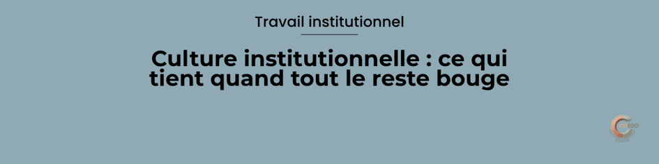 Professionnels d'une équipe éducative échangeant autour d'un projet commun dans un climat de confiance. L'illustration représente une culture institutionnelle forte, où les valeurs, les pratiques et les décisions restent cohérentes malgré les évolutions de l'organisation et les changements d'équipe.