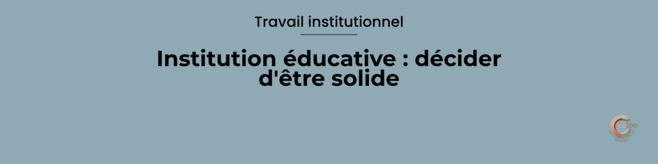 Illustration représentant une équipe éducative réunie autour d'un cadre institutionnel symbolisé par une structure solide. Les professionnels échangent dans un climat serein tandis que l'arrière-plan montre les variations du quotidien (changements, imprévus, nouveaux jeunes) absorbées par une architecture stable. L'image illustre la solidité institutionnelle, la gouvernance, la cohérence durable et la capacité d'une organisation à préserver son cap malgré les transformations.
