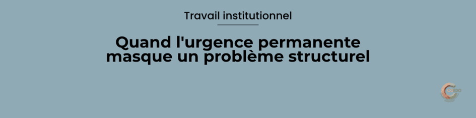 Illustration représentant une équipe éducative en activité dans un établissement médico-social. Plusieurs professionnels répondent simultanément à des sollicitations tandis qu'un cadre tente de coordonner les priorités. En arrière-plan, la structure du bâtiment apparaît fissurée de manière symbolique, illustrant l'idée que l'accumulation des urgences peut masquer une fragilité organisationnelle plus profonde.