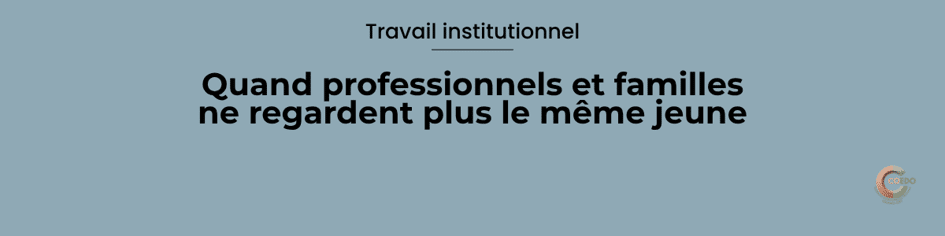 Texte alternatif de l'illustration : Illustration COEDO représentant une famille et une équipe professionnelle observant le même jeune depuis deux environnements différents, avec des éléments visibles différents de part et d'autre. L'image symbolise l'idée que des observations divergentes peuvent être simultanément valides et devenir une ressource pour comprendre l'influence du contexte.