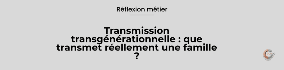 Illustration COEDO représentant plusieurs générations d'une même famille reliées entre elles par différents fils symbolisant histoires, comportements, valeurs, ressources et expériences. Certains fils se prolongent tandis que d'autres se transforment ou s'interrompent, illustrant une transmission familiale qui influence les générations suivantes sans déterminer leur trajectoire.
