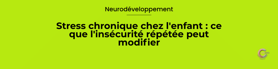 Illustration COEDO représentant un enfant exposé à plusieurs signaux répétés d'incertitude et de tension, avec une attention fortement mobilisée par son environnement. Autour de lui, des repères stables et prévisibles apparaissent progressivement, symbolisant la manière dont le contexte peut influencer la disponibilité cognitive et émotionnelle sans résumer l'enfant à son histoire.