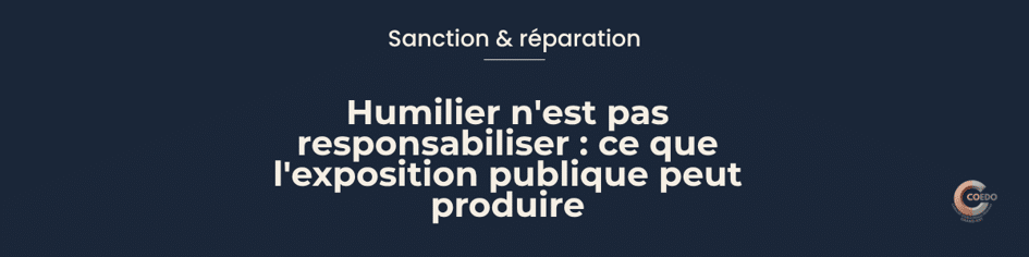 Illustration COEDO représentant un jeune exposé au regard d'un groupe après un comportement problématique, tandis qu'un adulte maintient le cadre sans participer à sa mise à l'écart. La scène évoque la différence entre responsabiliser une personne pour son acte et l'humilier publiquement.