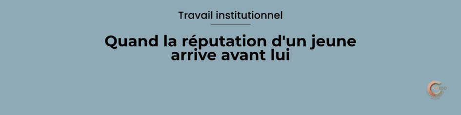 Illustration COEDO représentant un jeune entrant dans un espace institutionnel tandis que plusieurs mots et représentations semblent déjà circuler entre les adultes avant sa rencontre. La scène symbolise l'étiquetage social et la manière dont une réputation peut orienter le regard professionnel avant même l'observation directe.