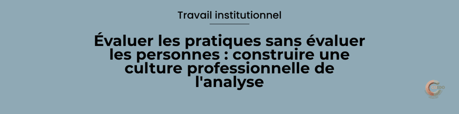 Illustration COEDO représentant plusieurs professionnels observant et analysant collectivement une situation de travail sans qu'une personne soit placée au centre comme responsable. La composition symbolise une culture professionnelle où les pratiques peuvent être questionnées, comprises et ajustées sans réduire l'analyse au jugement des individus.