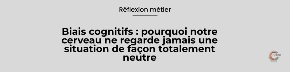 Deux professionnels observent une même situation éducative depuis des points de vue différents, illustrant l’influence des biais cognitifs sur l’observation et l’interprétation.